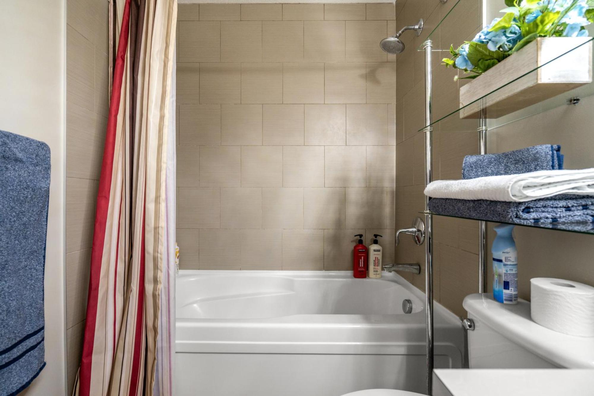 City Centre Retreat - 1Br Condo With Desk Κάλγκαρι Εξωτερικό φωτογραφία
