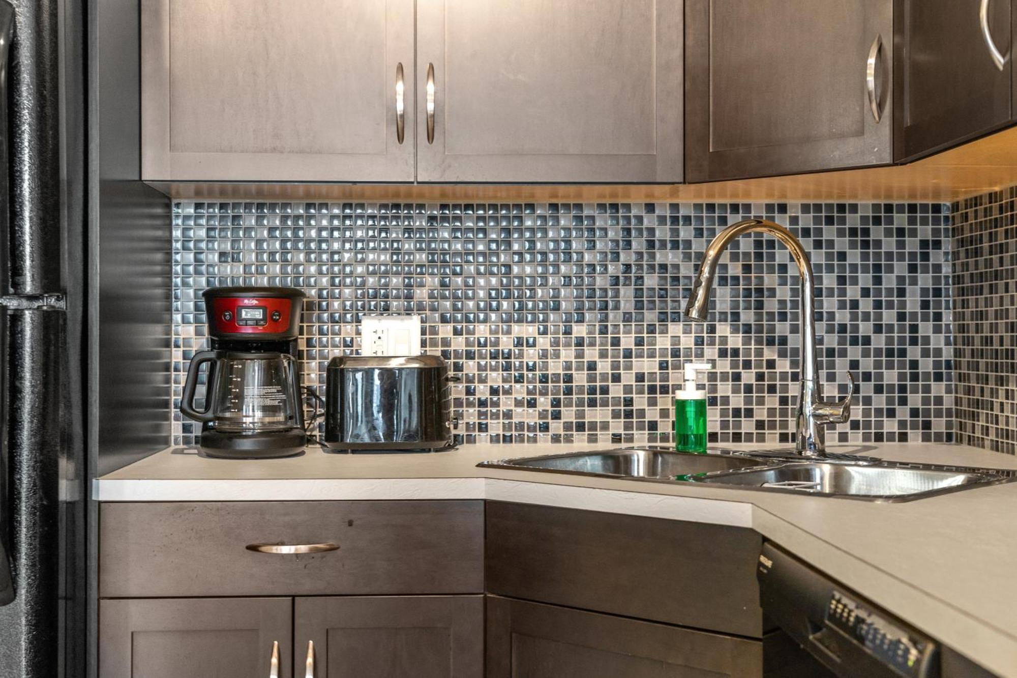 City Centre Retreat - 1Br Condo With Desk Κάλγκαρι Εξωτερικό φωτογραφία