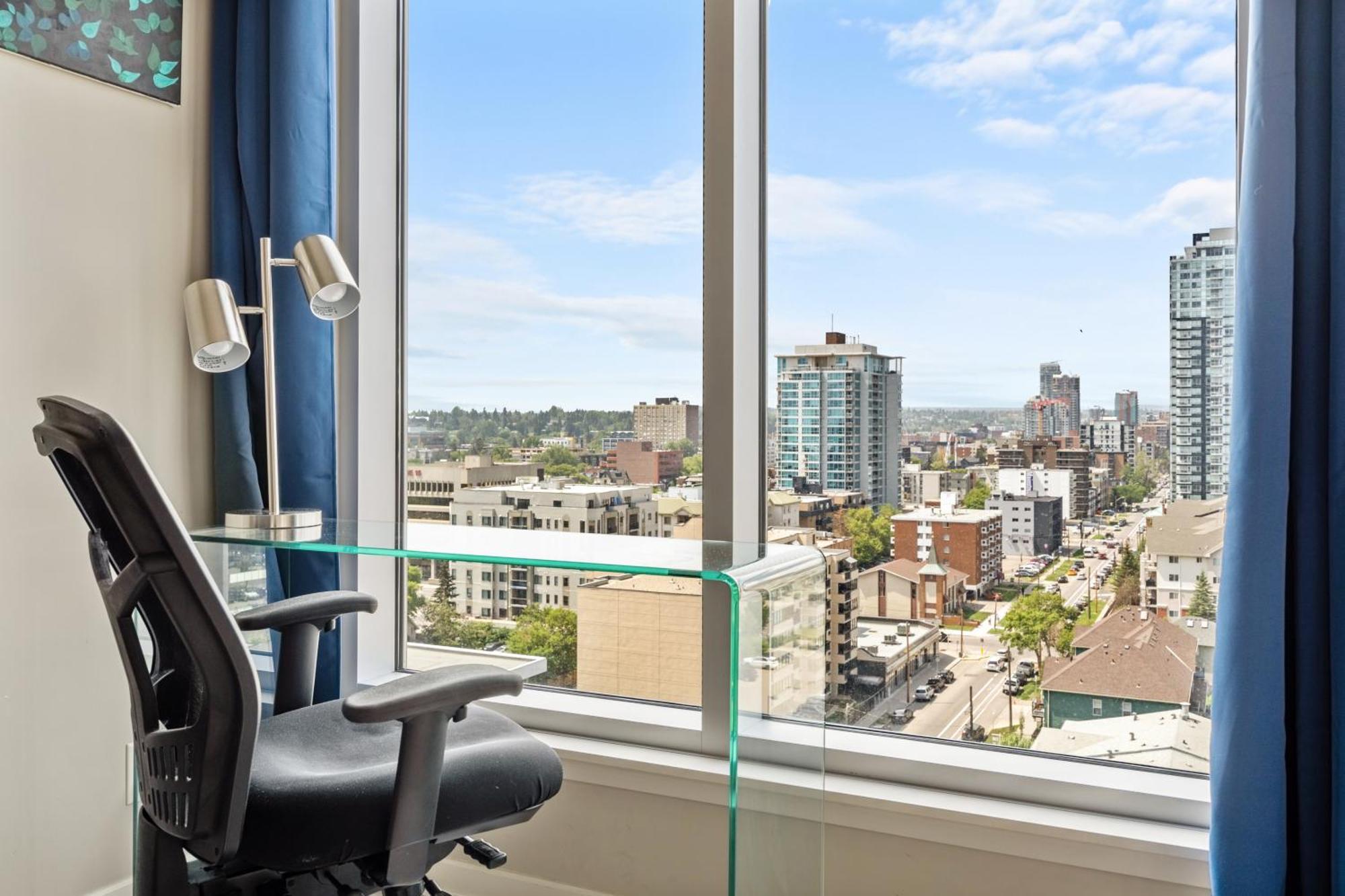 City Centre Retreat - 1Br Condo With Desk Κάλγκαρι Εξωτερικό φωτογραφία