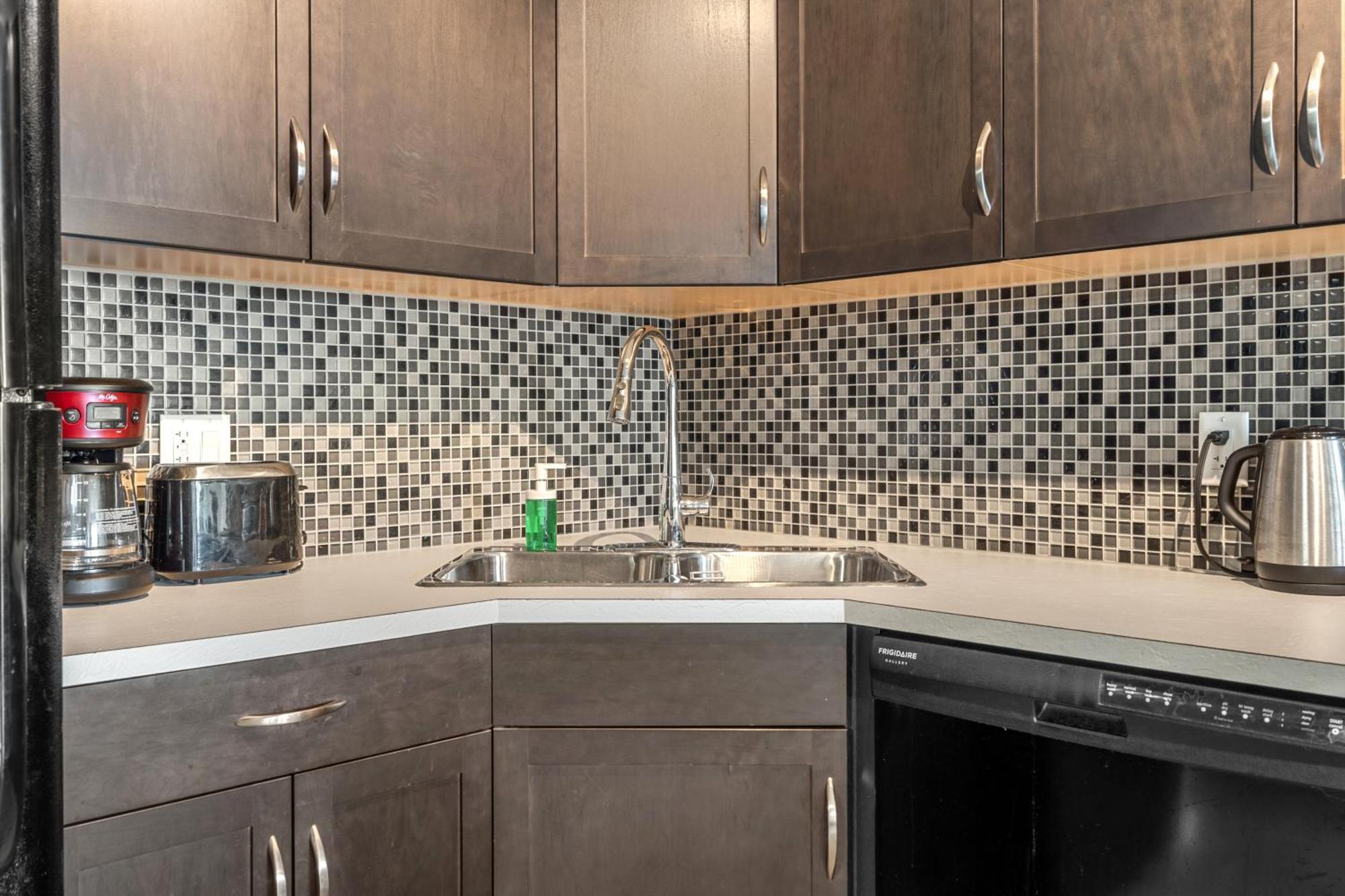 City Centre Retreat - 1Br Condo With Desk Κάλγκαρι Εξωτερικό φωτογραφία